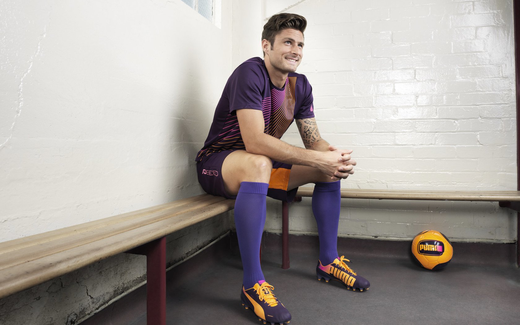 科里·简：用爆发力与迅捷的跑动冲破防线，展示无与伦比的边锋技艺