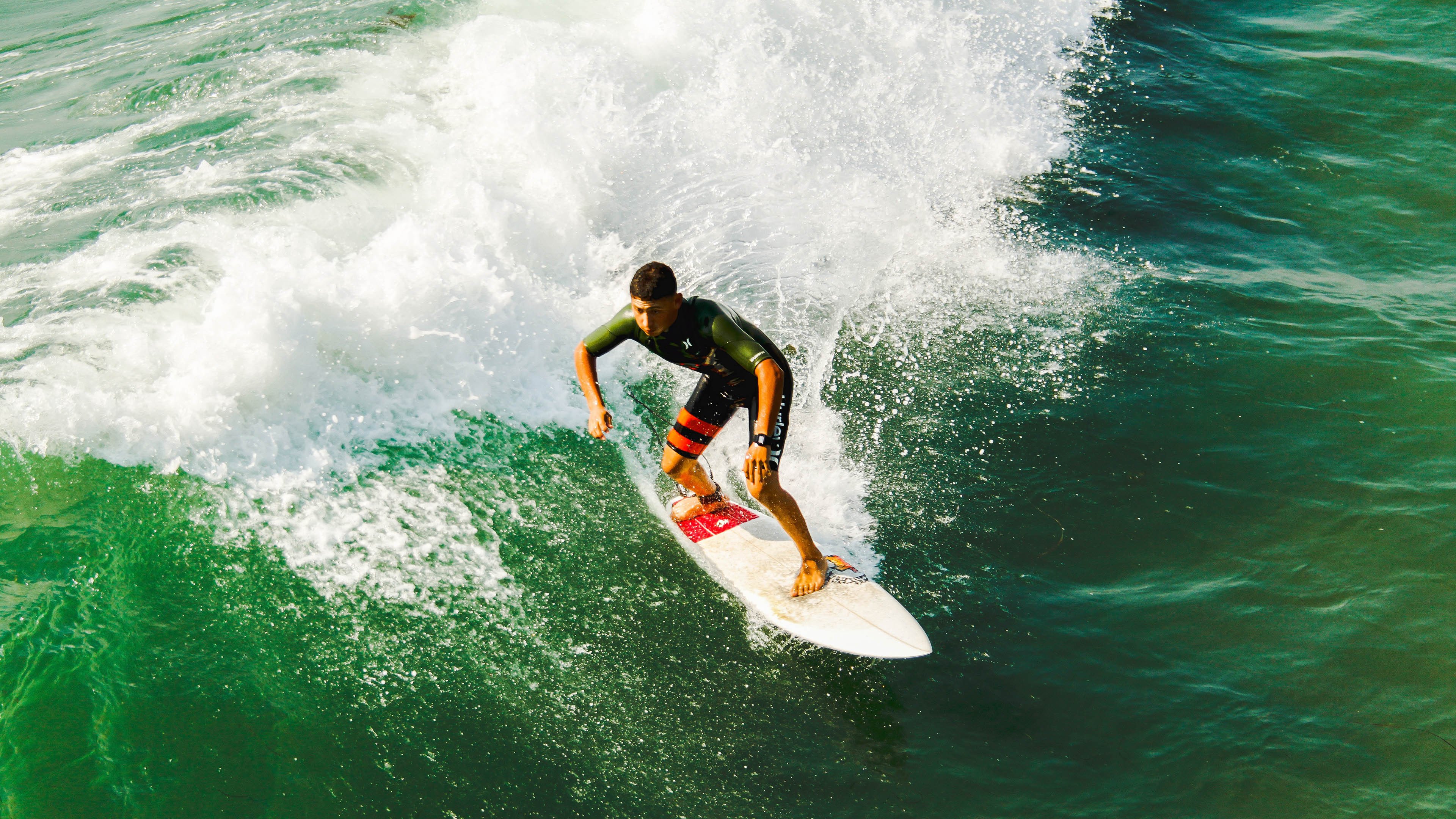 九游娱乐官方网站-德甲场景再现：逆天长传瞬间点燃球迷热情，德甲球员上演超级神仙球